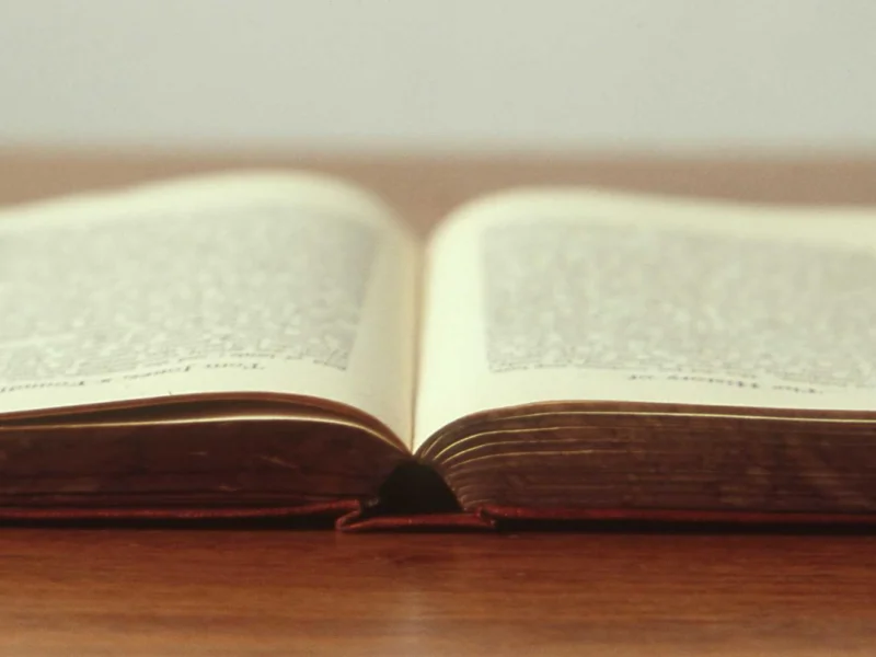 Раскрытая книга на деревянном столе