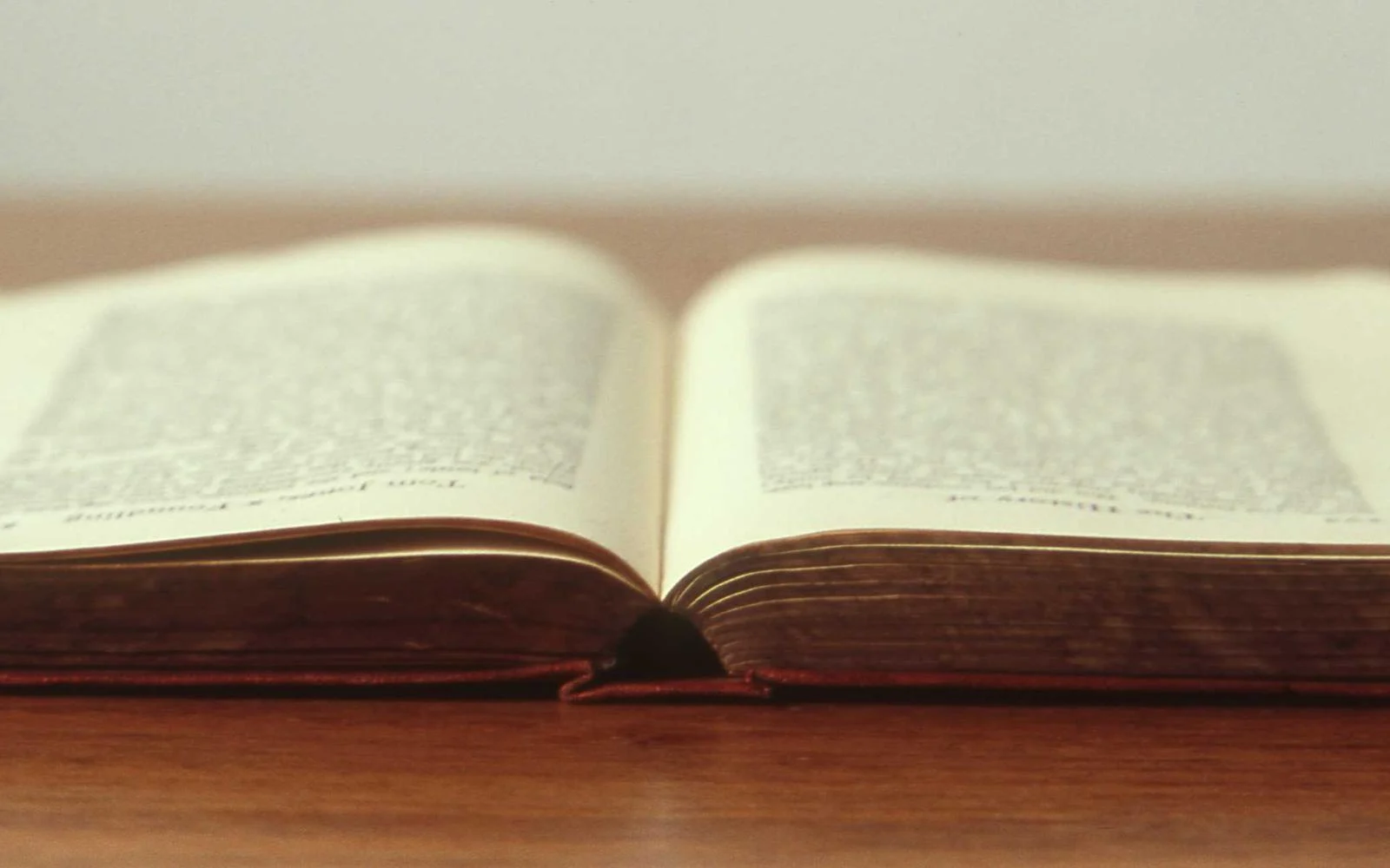 Раскрытая книга на деревянном столе